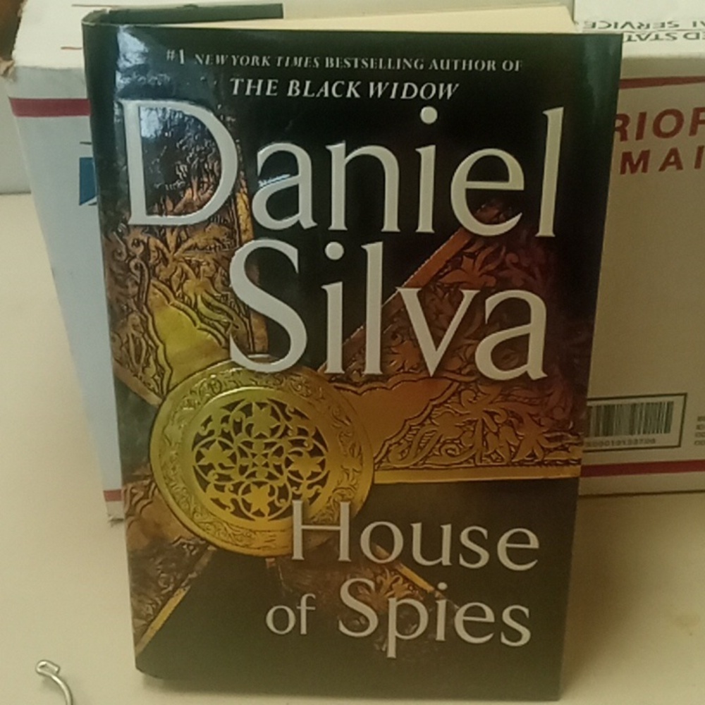 Two hardcover books and very good condition (SKU 812)